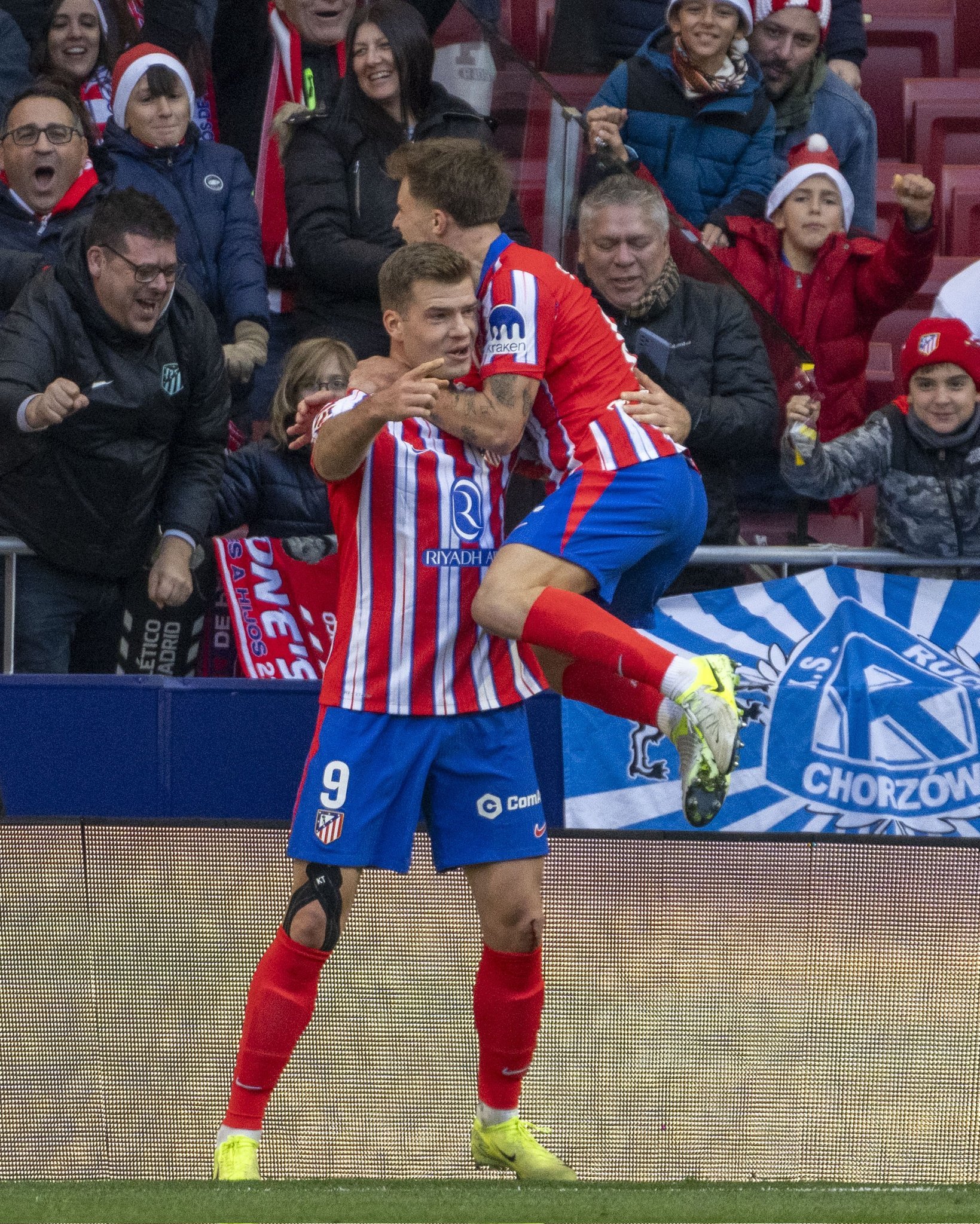 包含切尔西重伤倒地，马竞全队围拢祈祷，场面感人的词条