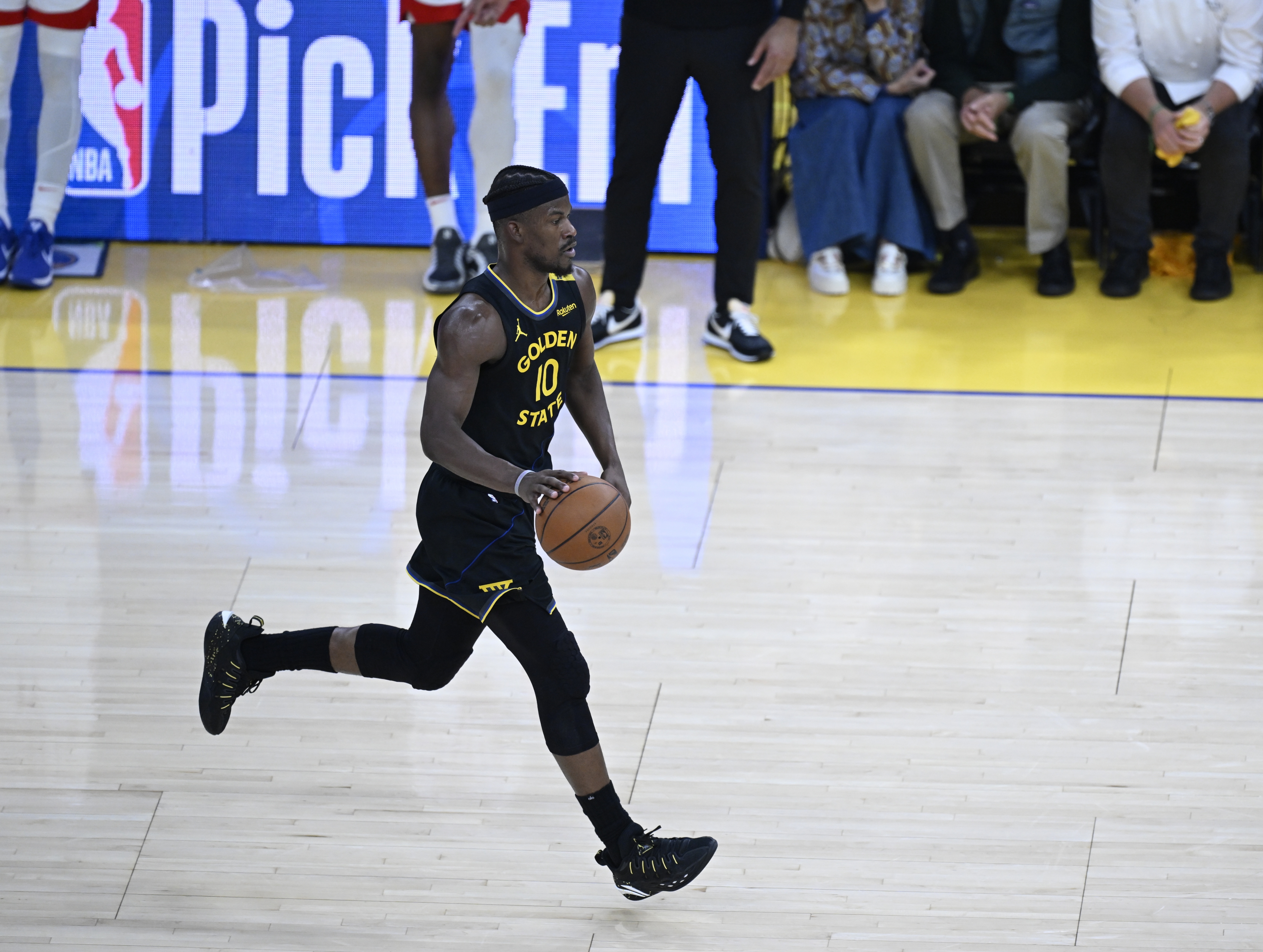 巴特勒爆冷击败加拿大队，高光表现引爆全场！的简单介绍